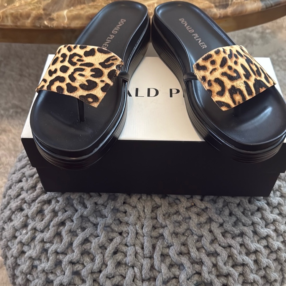Donald J. Pliner Black and Brown Sandals. Sz 9.5 NWT